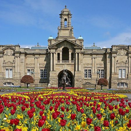 Stylish 4 Double Bedroom House In Bradford, Views Of Hillside And Parking 쉬플리 외부 사진