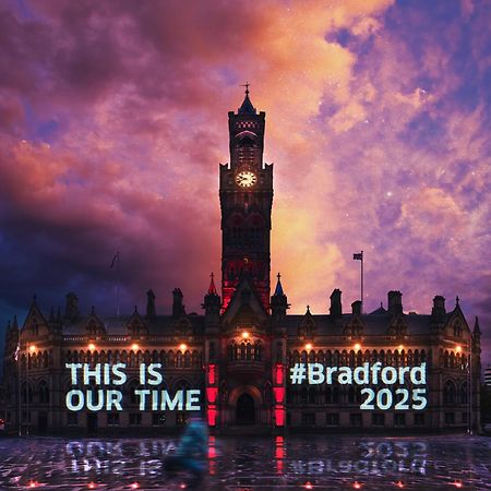 Stylish 4 Double Bedroom House In Bradford, Views Of Hillside And Parking 쉬플리 외부 사진