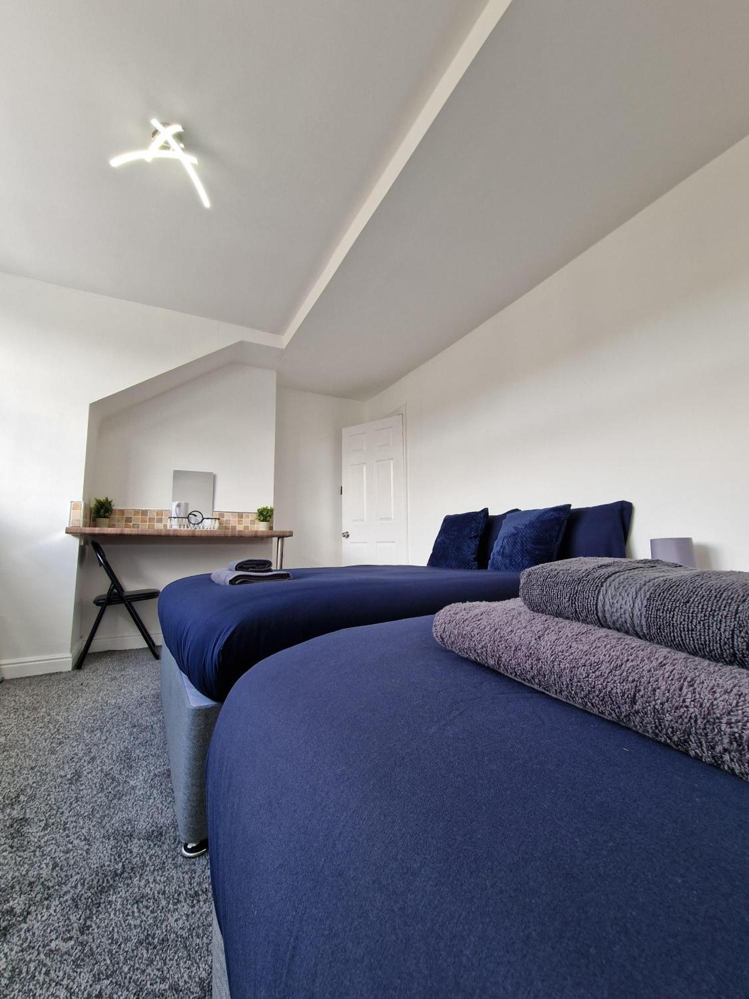 Stylish 4 Double Bedroom House In Bradford, Views Of Hillside And Parking 쉬플리 외부 사진