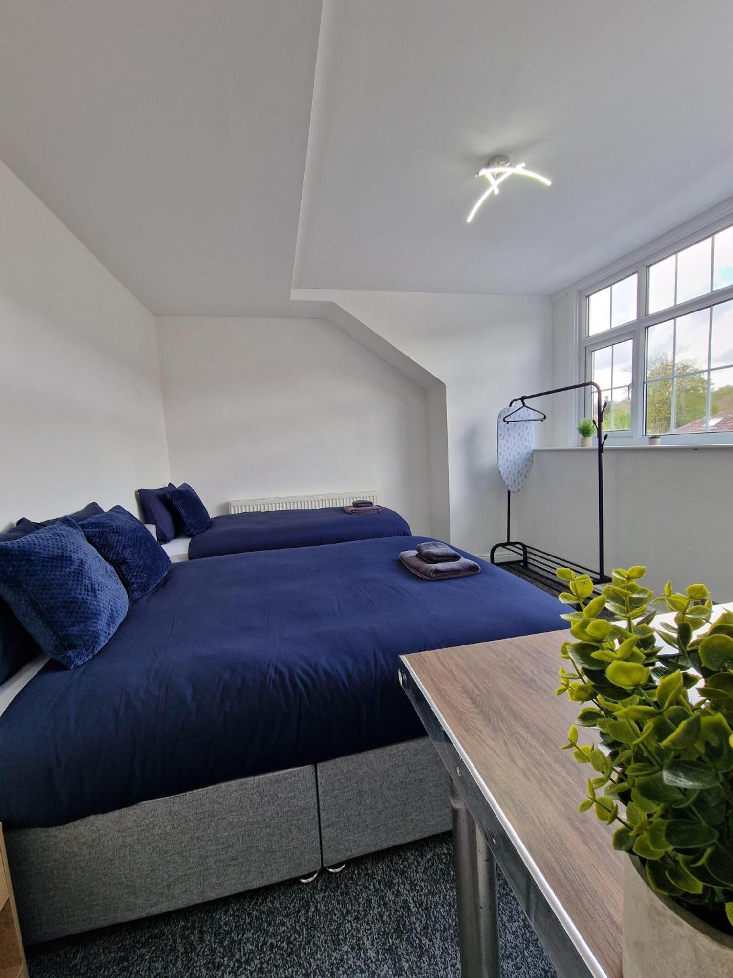 Stylish 4 Double Bedroom House In Bradford, Views Of Hillside And Parking 쉬플리 외부 사진