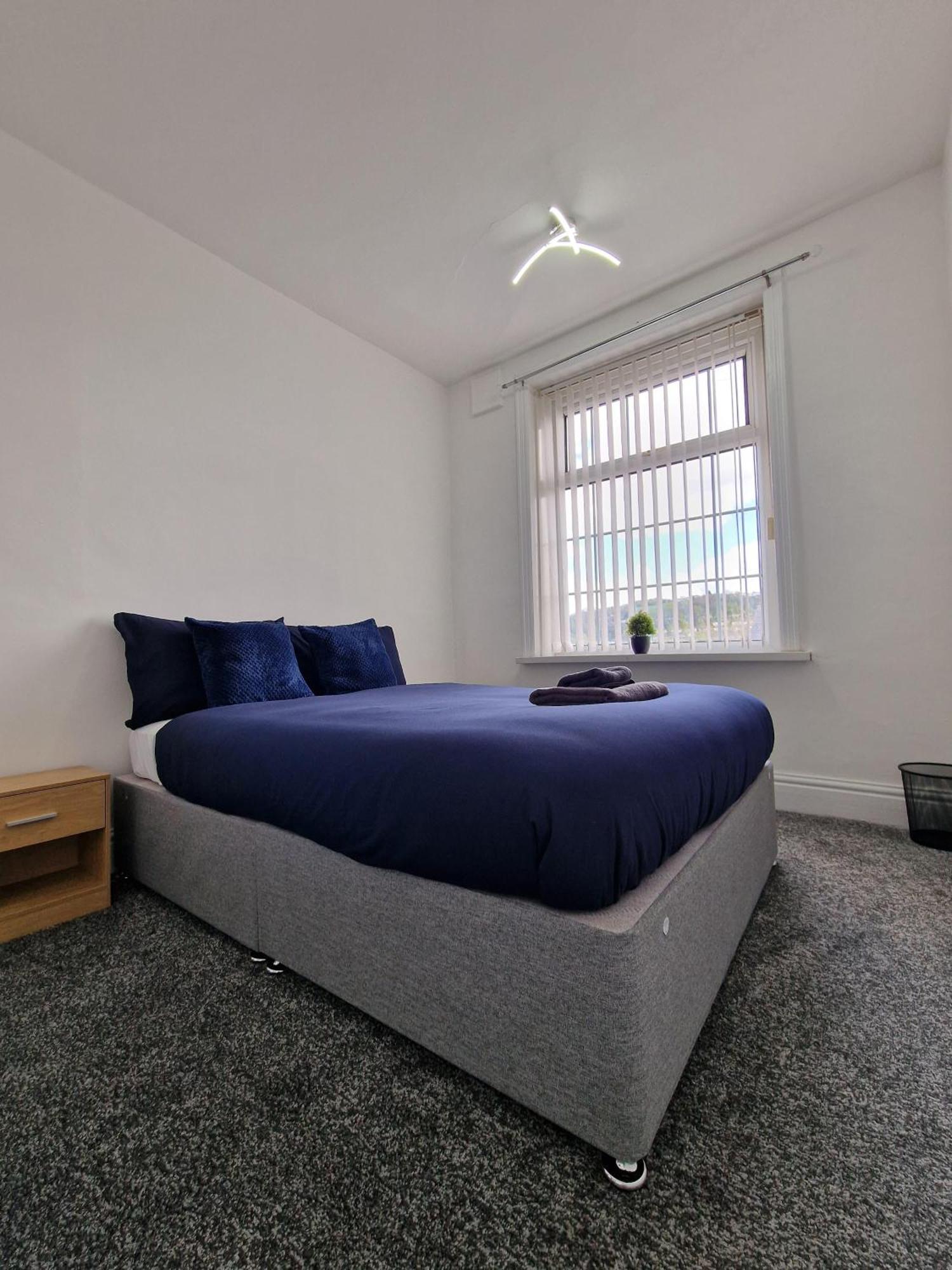 Stylish 4 Double Bedroom House In Bradford, Views Of Hillside And Parking 쉬플리 외부 사진