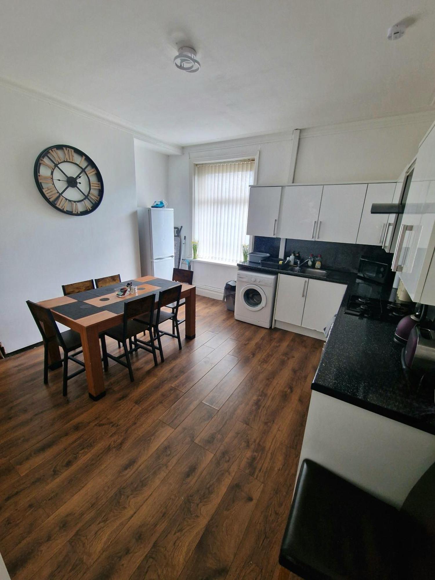 Stylish 4 Double Bedroom House In Bradford, Views Of Hillside And Parking 쉬플리 외부 사진