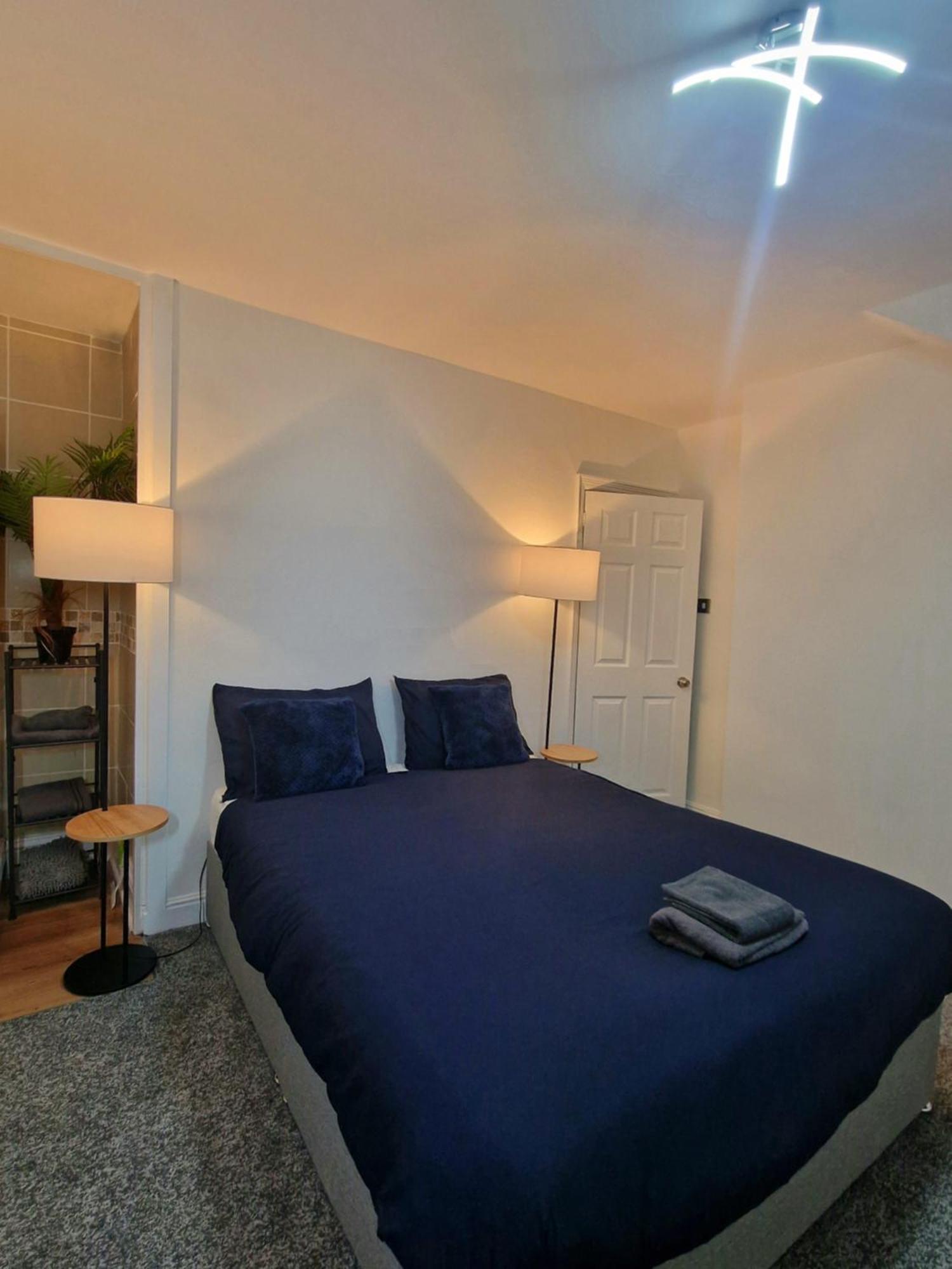 Stylish 4 Double Bedroom House In Bradford, Views Of Hillside And Parking 쉬플리 외부 사진