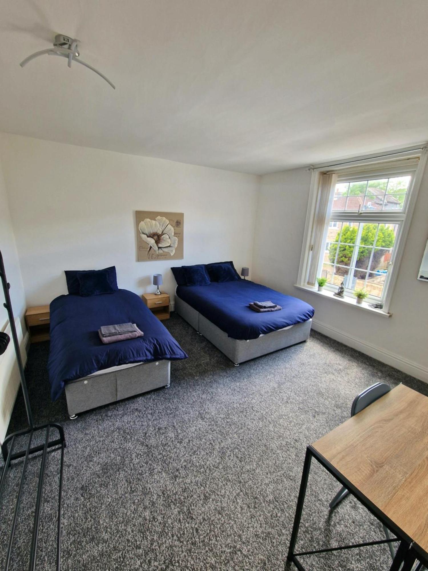 Stylish 4 Double Bedroom House In Bradford, Views Of Hillside And Parking 쉬플리 외부 사진
