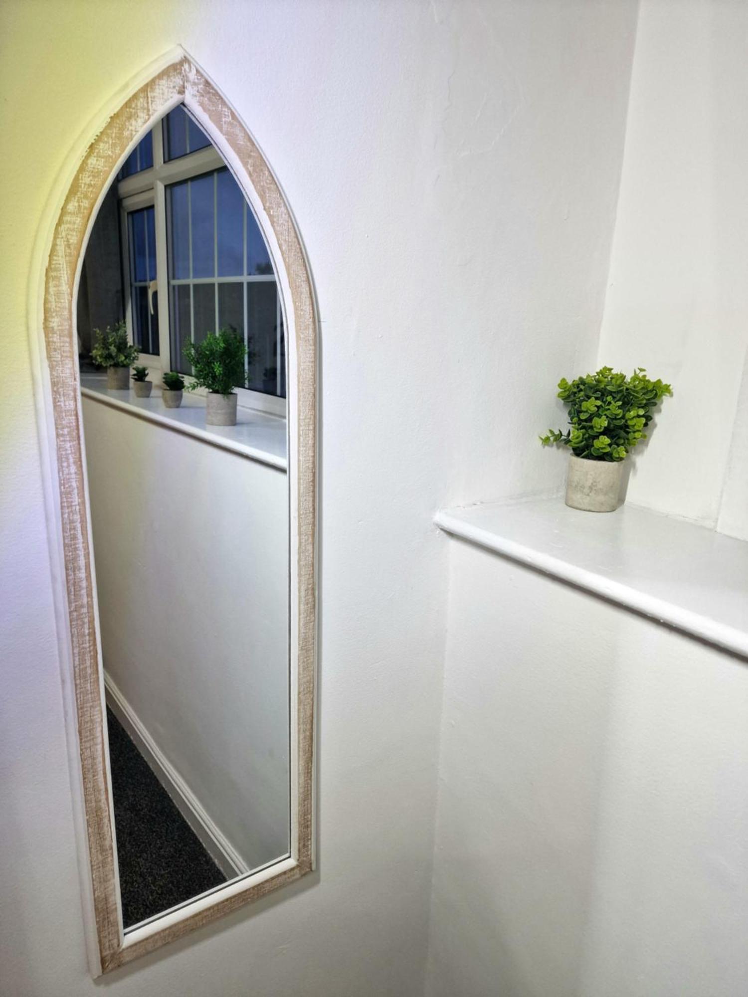 Stylish 4 Double Bedroom House In Bradford, Views Of Hillside And Parking 쉬플리 외부 사진