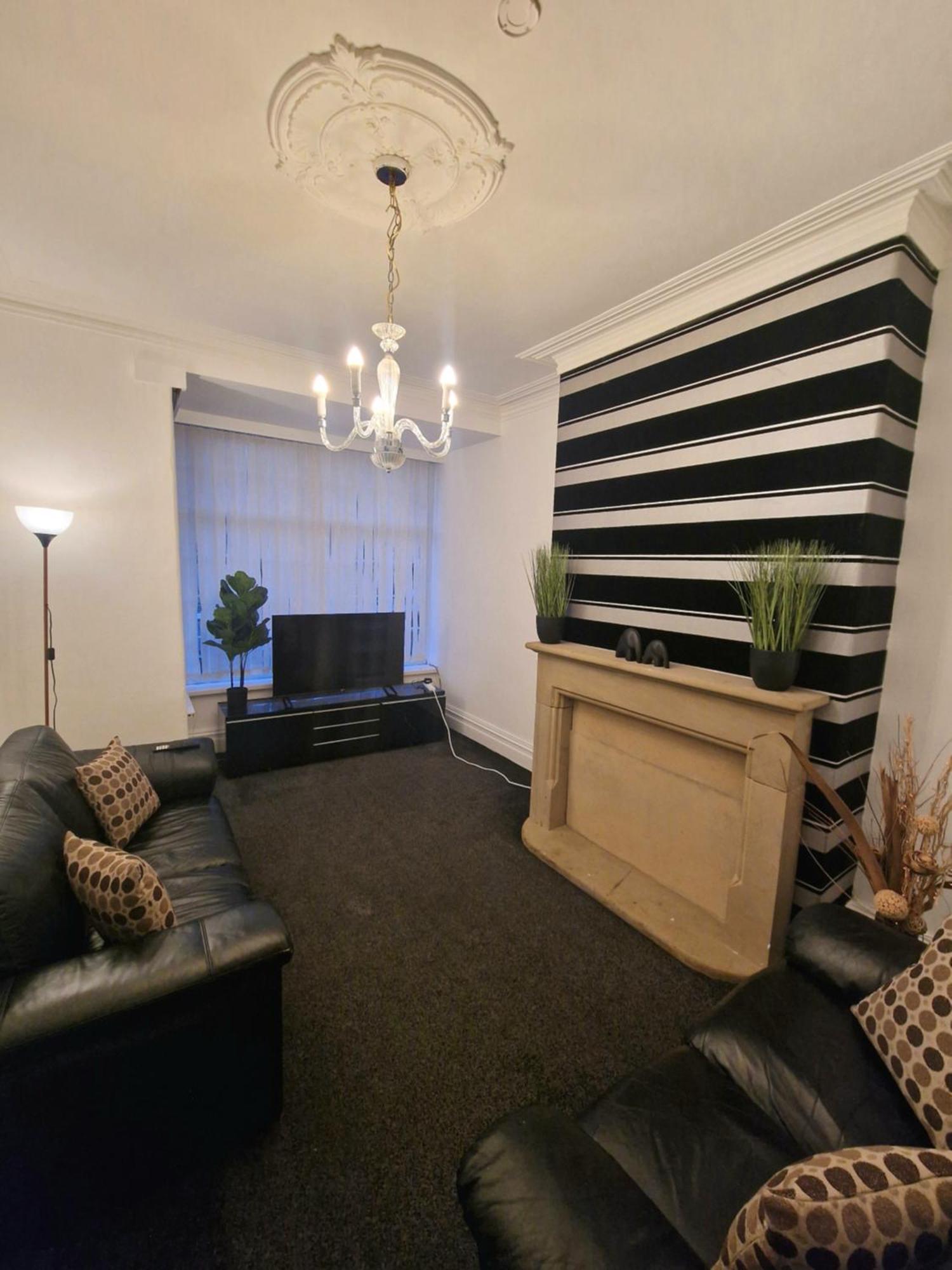 Stylish 4 Double Bedroom House In Bradford, Views Of Hillside And Parking 쉬플리 외부 사진