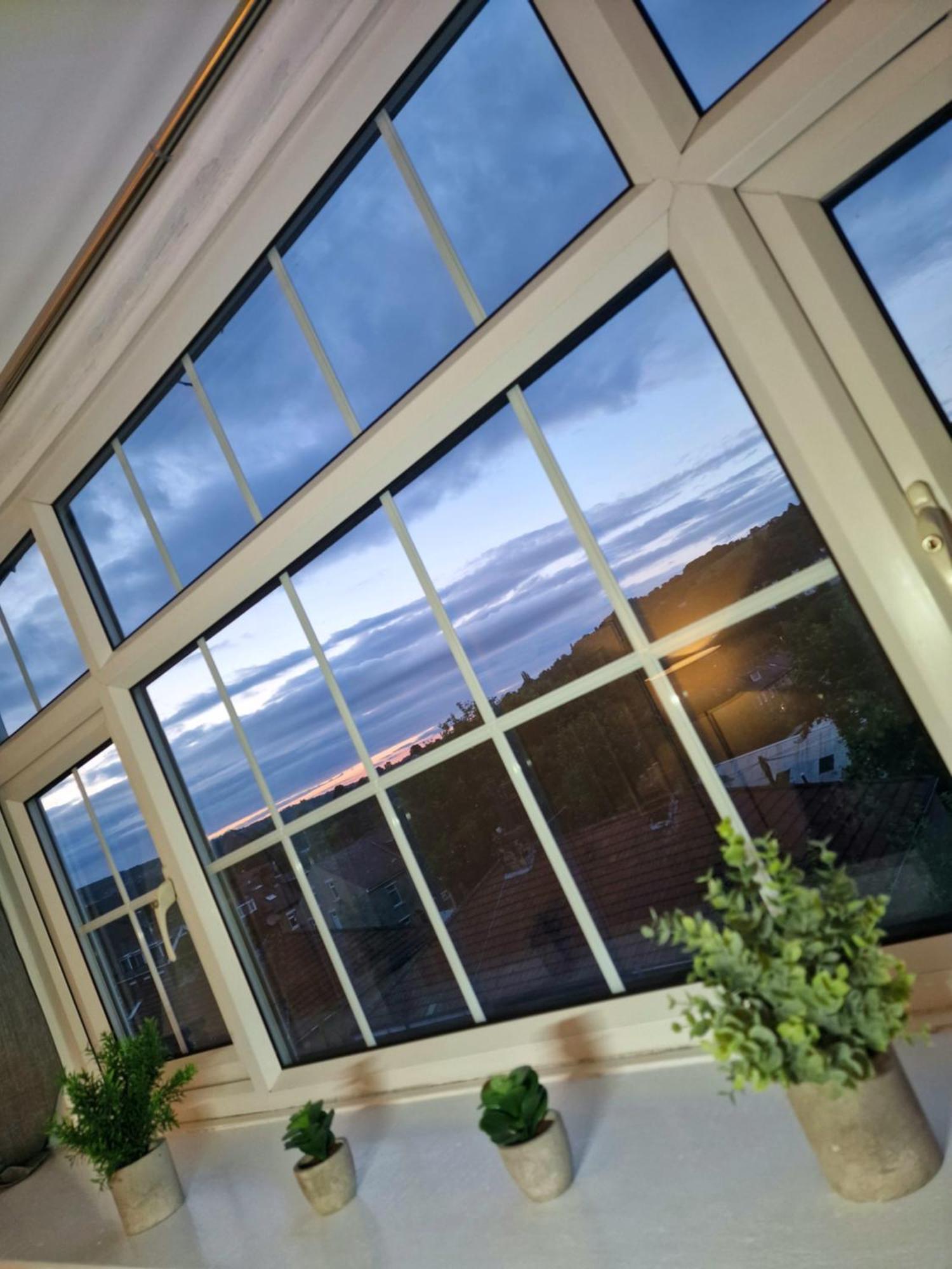 Stylish 4 Double Bedroom House In Bradford, Views Of Hillside And Parking 쉬플리 외부 사진