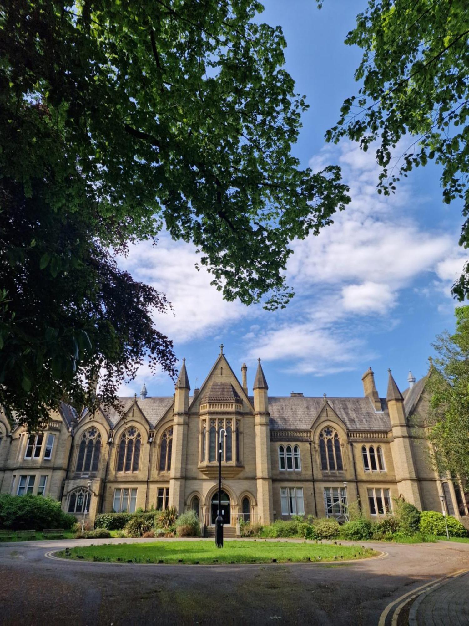 Stylish 4 Double Bedroom House In Bradford, Views Of Hillside And Parking 쉬플리 외부 사진