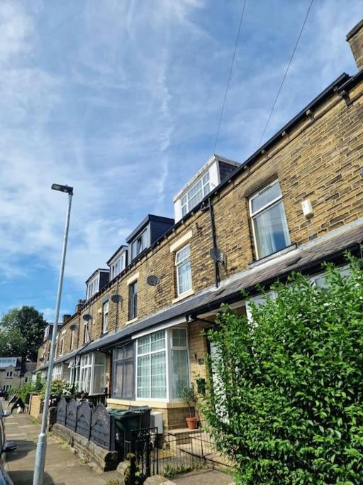 Stylish 4 Double Bedroom House In Bradford, Views Of Hillside And Parking 쉬플리 외부 사진